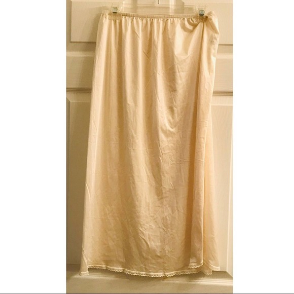 Vanity Fair Other - Vanity Fair off-white slip lace hemline